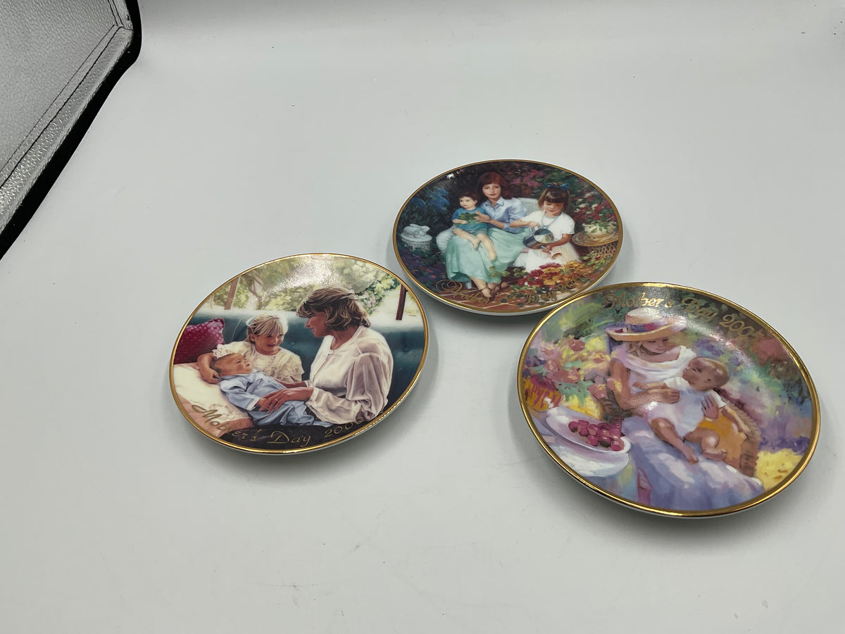 Avon Set Of 3 Mother’s Day Plates “Mother’s Joy ,Blossoms Of love ,And A Mother’s Love” Set of 3