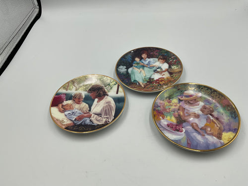 Avon Set Of 3 Mother’s Day Plates “Mother’s Joy ,Blossoms Of love ,And A Mother’s Love” Set of 3