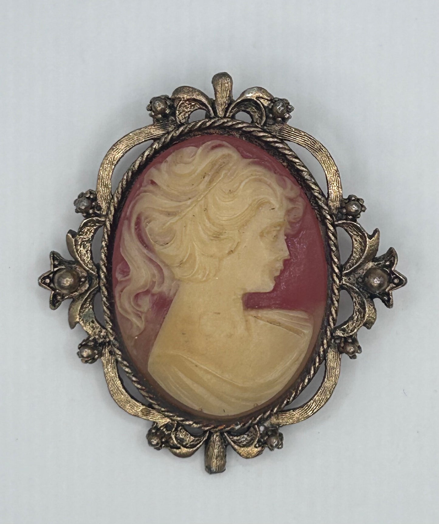 Victorian Style Woman Oval Cameo Brooch Ribboned Edge Antiqued Gold Tone Pin Red and White Bust Victorian Style