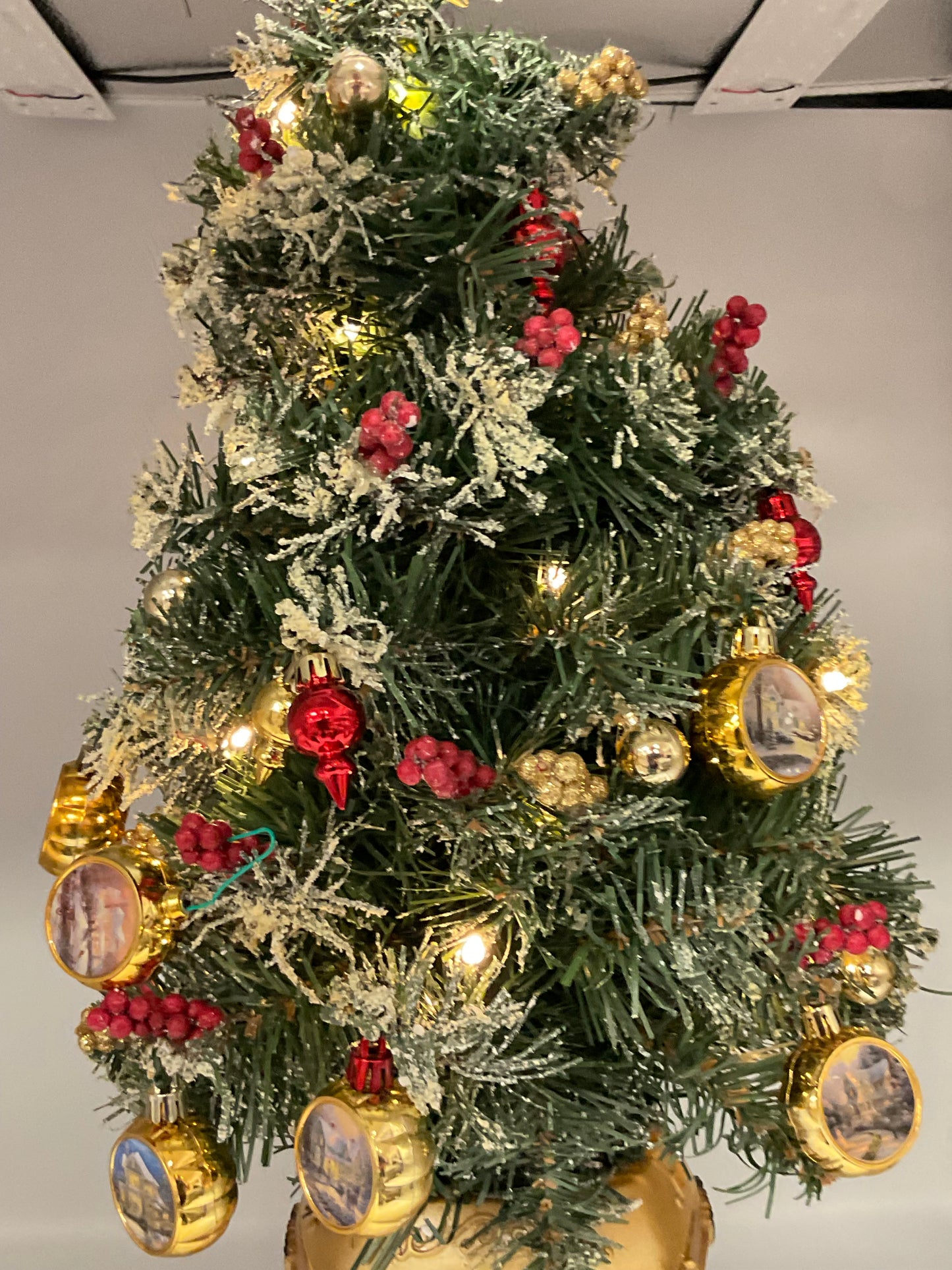 Thomas Kincaid Illuminated Musical Snow Globe Tabletop Christmas Tree
