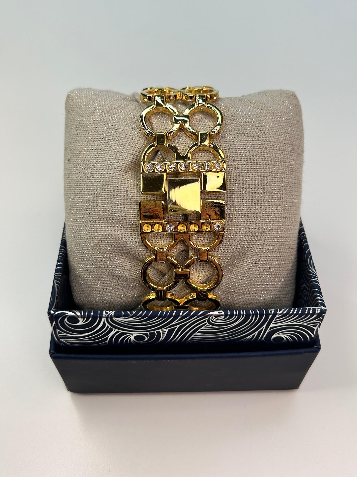 Elizabeth Taylor "White Diamonds" Goldtone Quartz Bracelet Womens Watch Working Condition