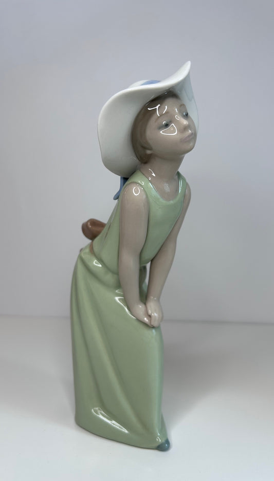 Lladro Porcelain Collectible Figurine Curious Girl with Straw Hat #5009 Vintage 1980s Spain