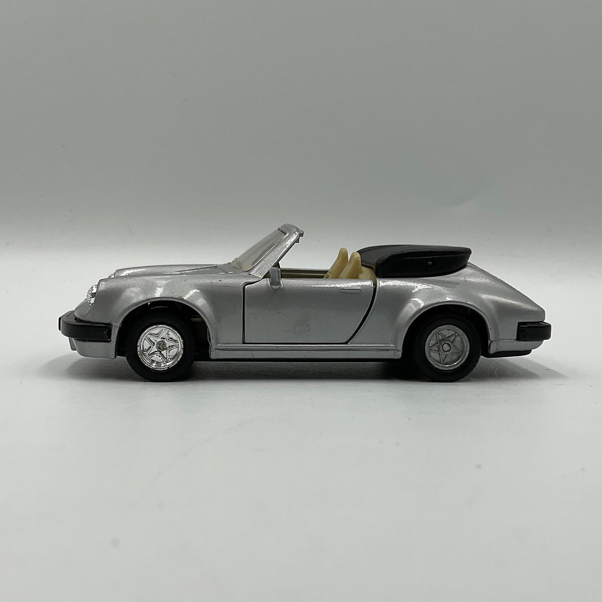 1966 1:36 Ferrari 330 GTS Spyder Die-Cast Scale Model Replica Car