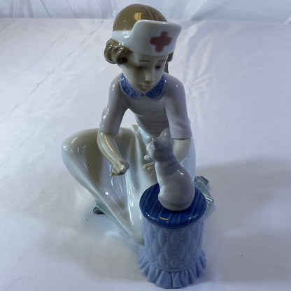 Lladro Daisa Vintage 1993 Brielle Galleries Worldwide Exclusive Hand-Signed Loving Care #6087 Porcelain Collectible Figurine Nurse Vet Rescue Kitten Retired Issue Handmade in Spain