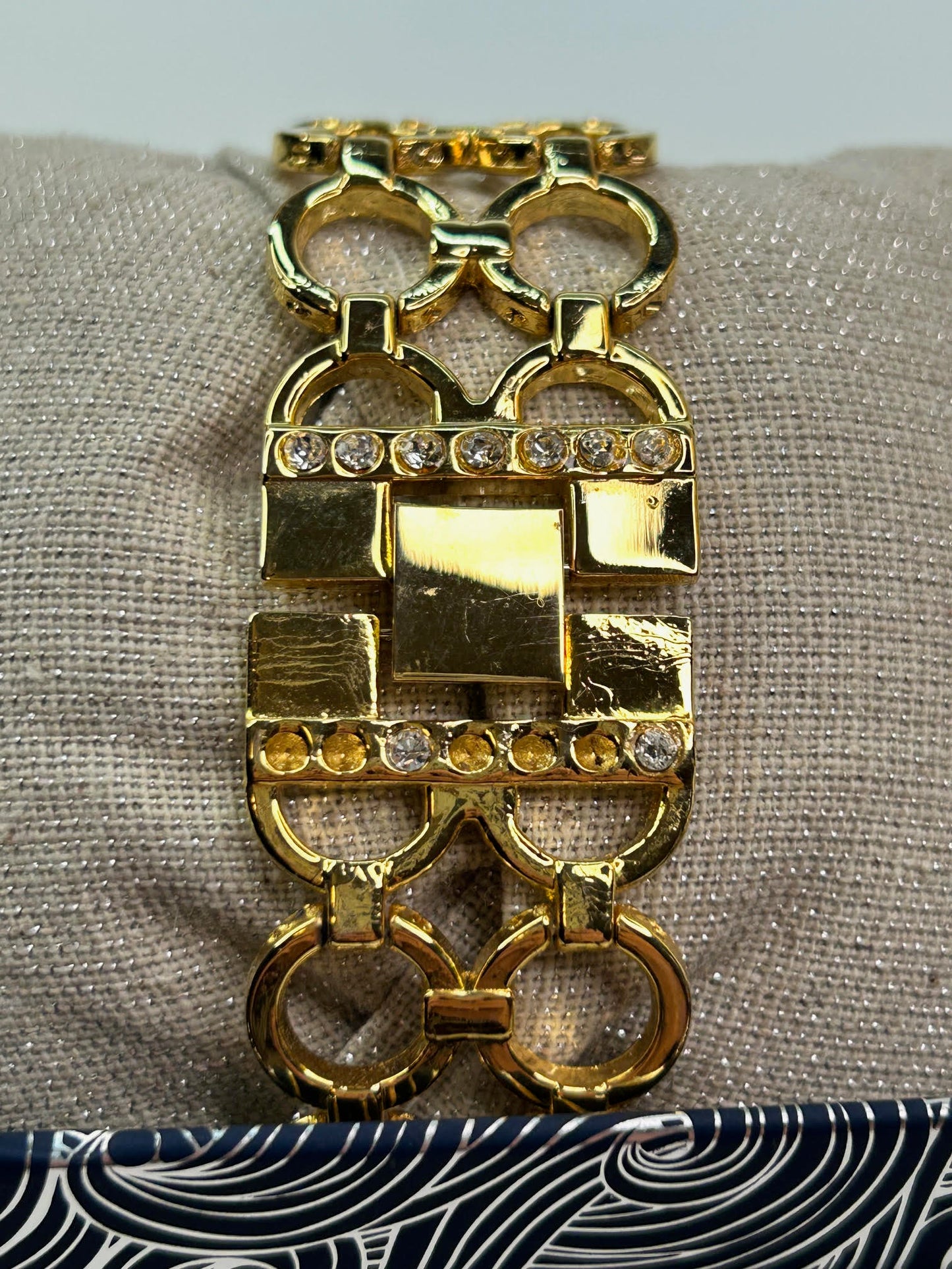 Elizabeth Taylor "White Diamonds" Goldtone Quartz Bracelet Womens Watch Working Condition