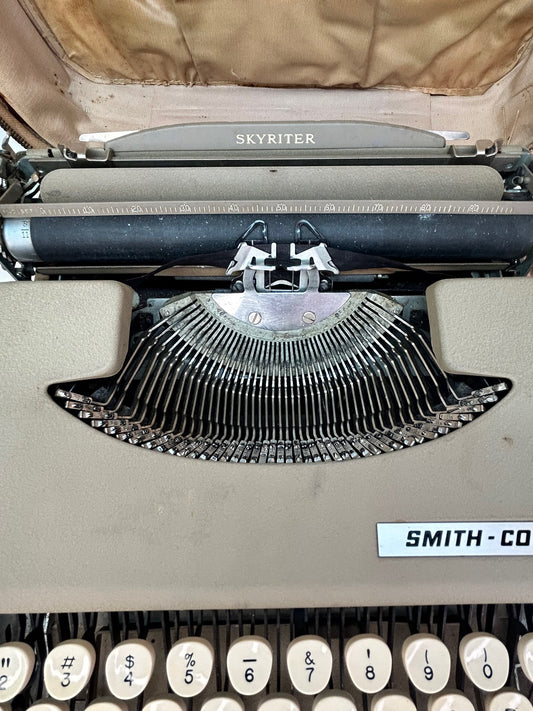 Smith-Corona Skyriter Vintage Typewriter Ultra Portable Light With Original Case