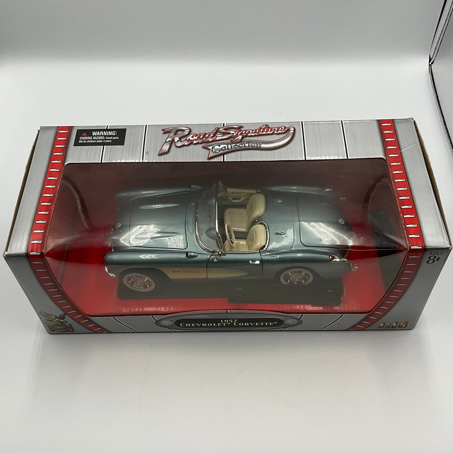 Road Signature 1957 Chevy Corvette Die Cast Model Car 1/18 Scale