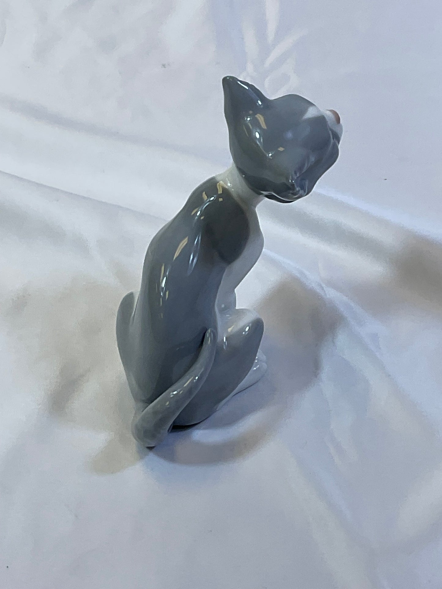 Lladro Vintage 1981 Handmade in Spain Porcelain Cat Figure "Feed Me" #5113